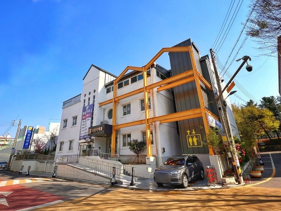 전주E재활의학과의원 건물 외관. 입구 경사로와 엘리베이터 표시가 보입니다.